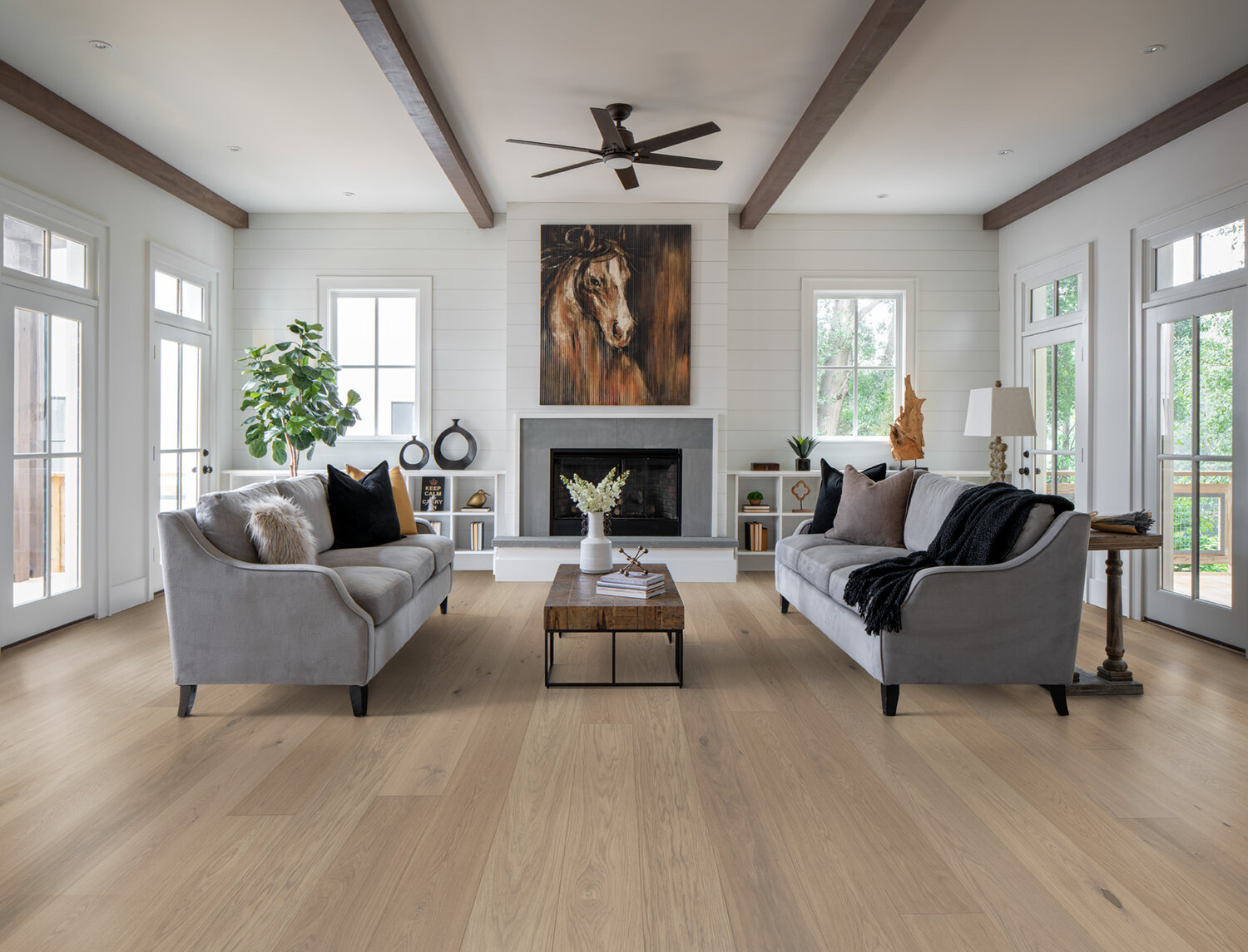 http://Luxurius%20receiving%20area%20with%20Välinge%20Flooring%20Oak%20Nature%20in%20Misty%20White